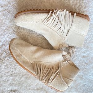 Minnetonka tan fringe zipper booties size 6